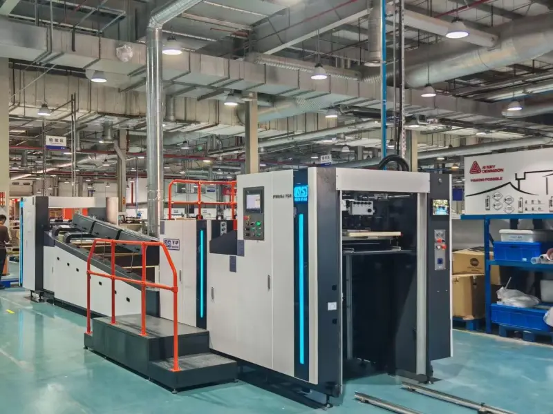 La nuova macchina New Star FHSGJ-760 La macchina per verniciatura completa/a punti ad alta velocità completamente automatica è stata consegnata al cliente indonesiano.